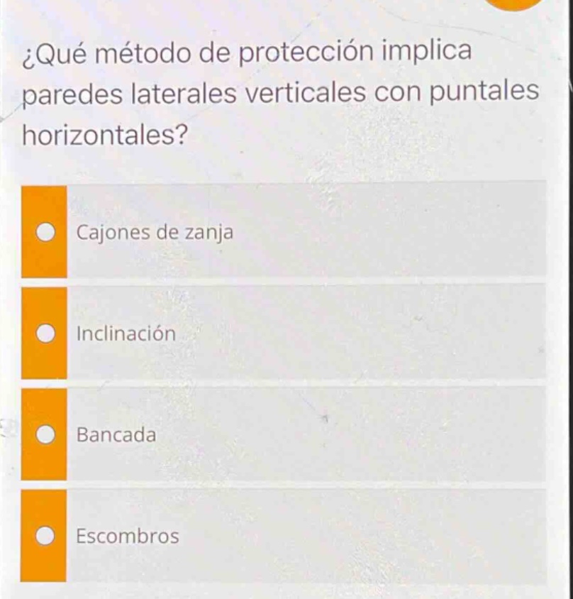 ¿qué método de protección implica paredes laterales verticales con puntales horizontales?\ncajones de zanja\ninclinación\nbancada\nescombros