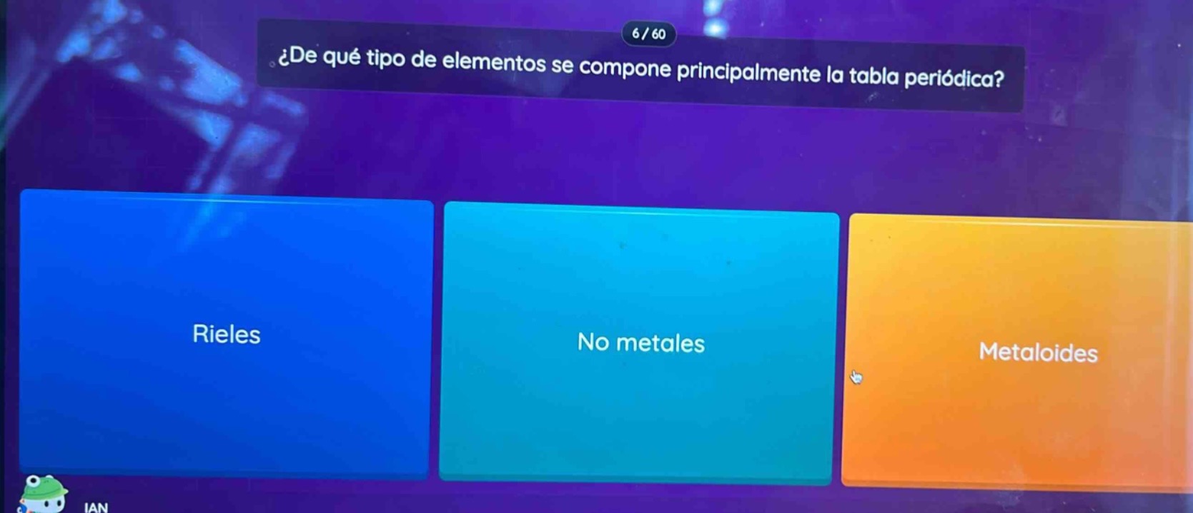 ¿de qué tipo de elementos se compone principalmente la tabla periódica?\nrieles\nno metales\nmetaloides