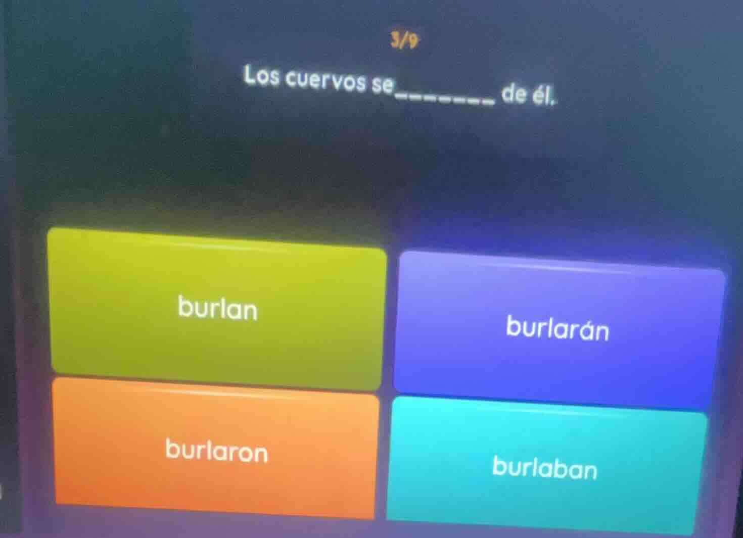 3/9 los cuervos se______ de él. burlan burlarán burlaron burlaban