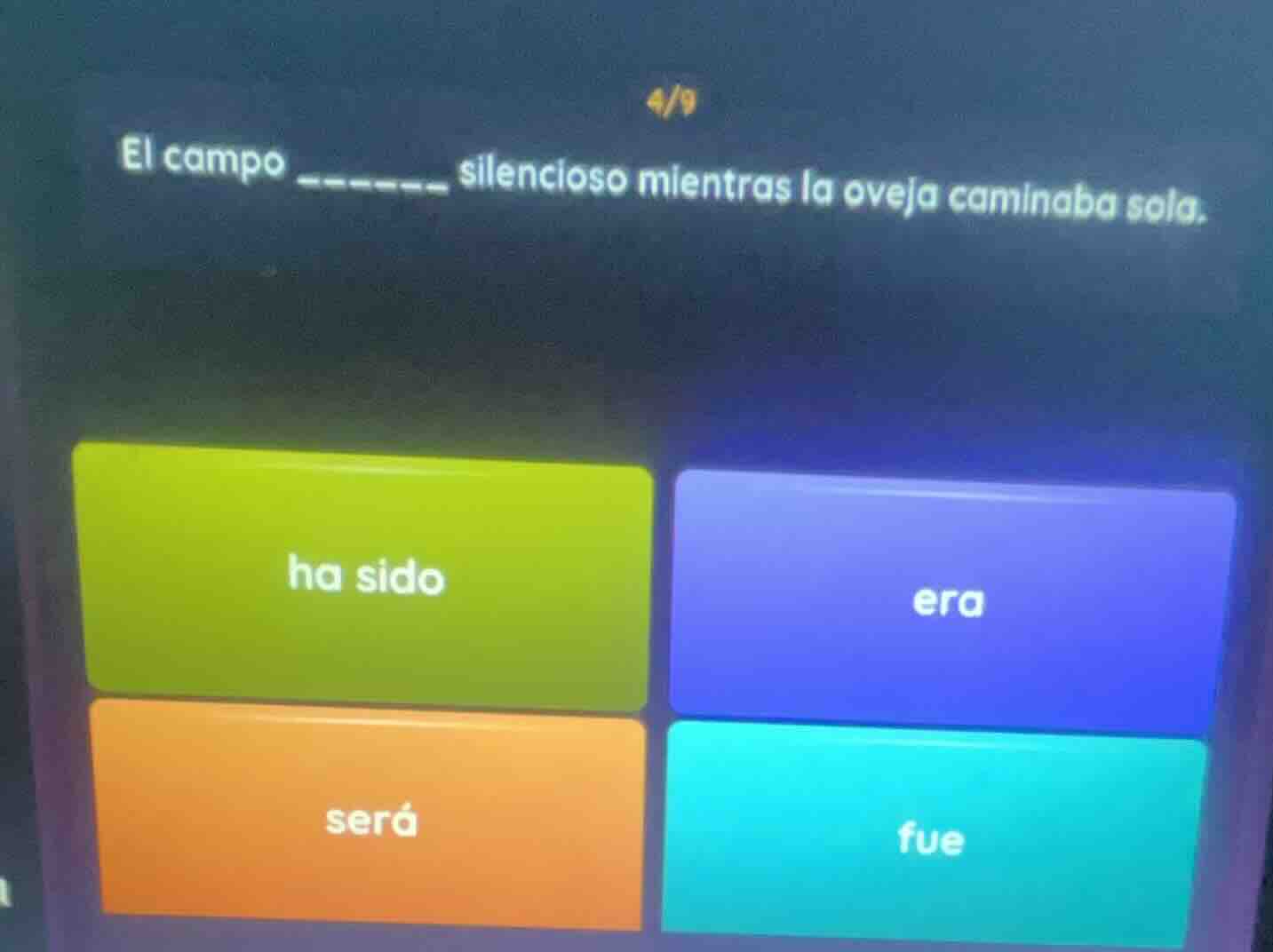 el campo ------- silencioso mientras la oveja caminaba sola. ha sido er…