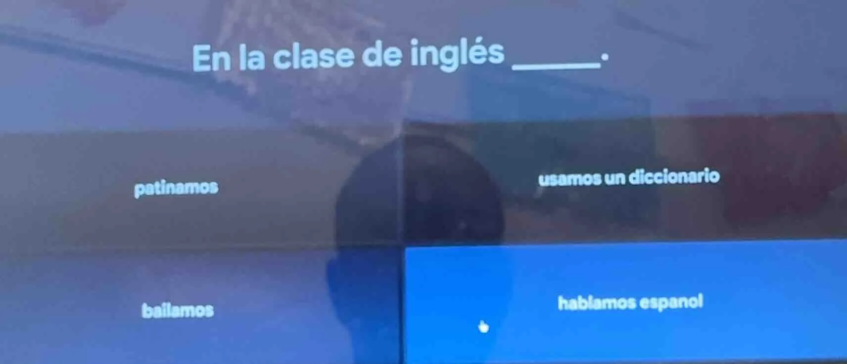 en la clase de inglés ______. patinamos usamos un diccionario bailamos …