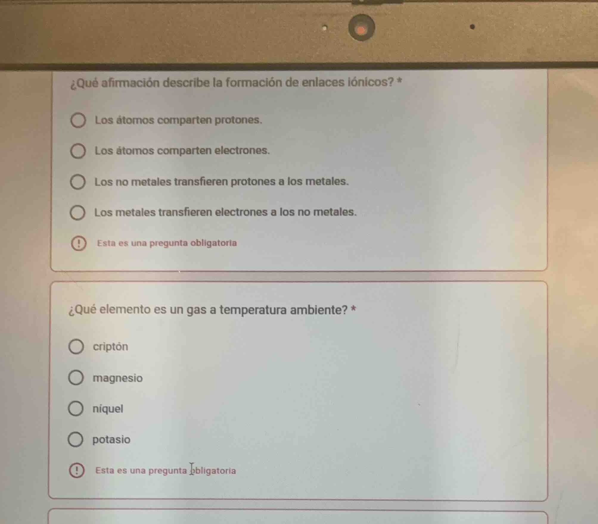¿qué afirmación describe la formación de enlaces iónicos? * los átomos …