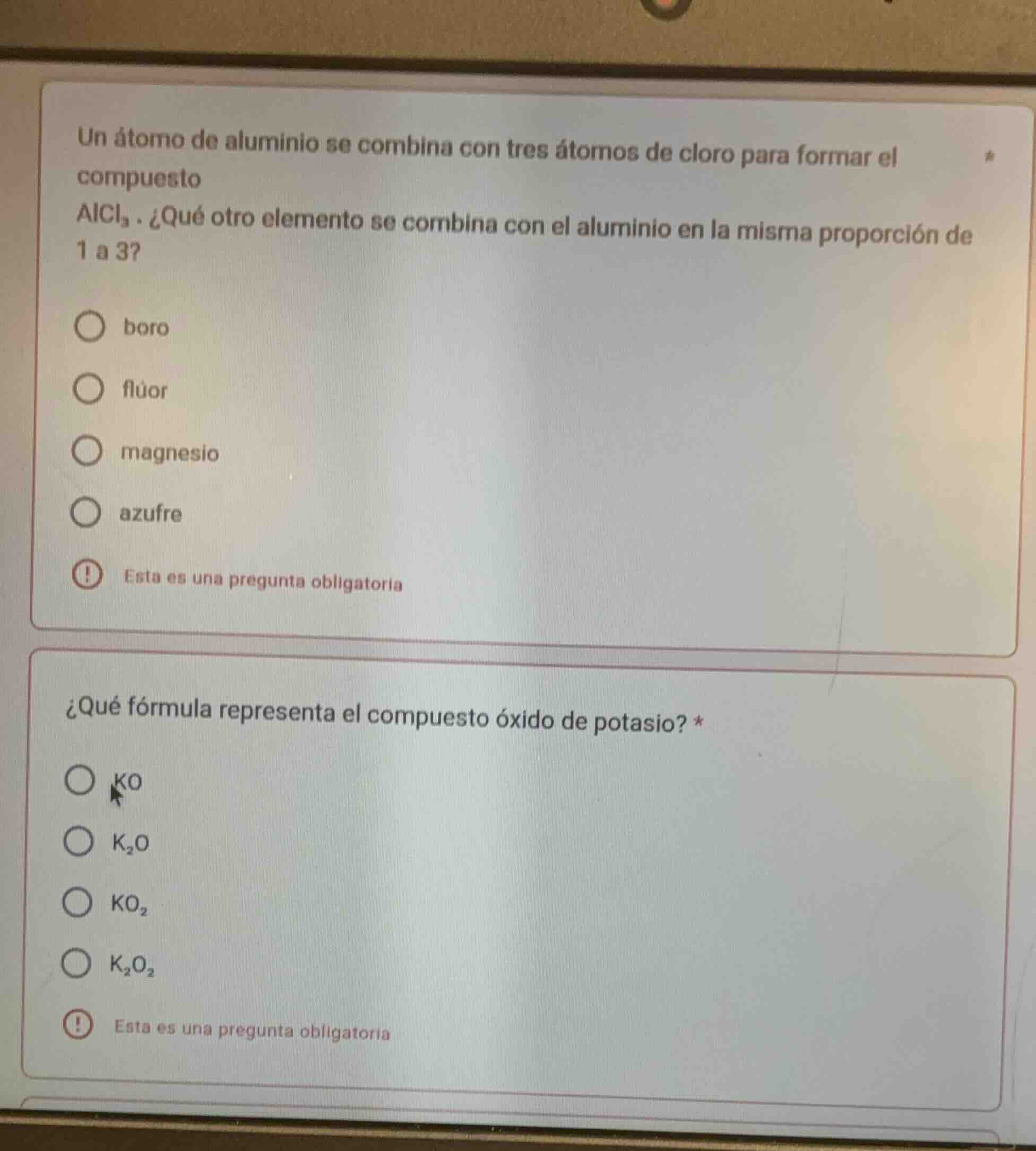 un átomo de aluminio se combina con tres átomos de cloro para formar el…