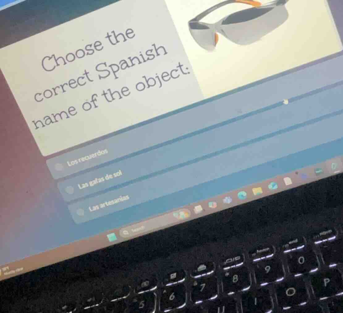choose the correct spanish name of the object: los recuerdos las gafas …