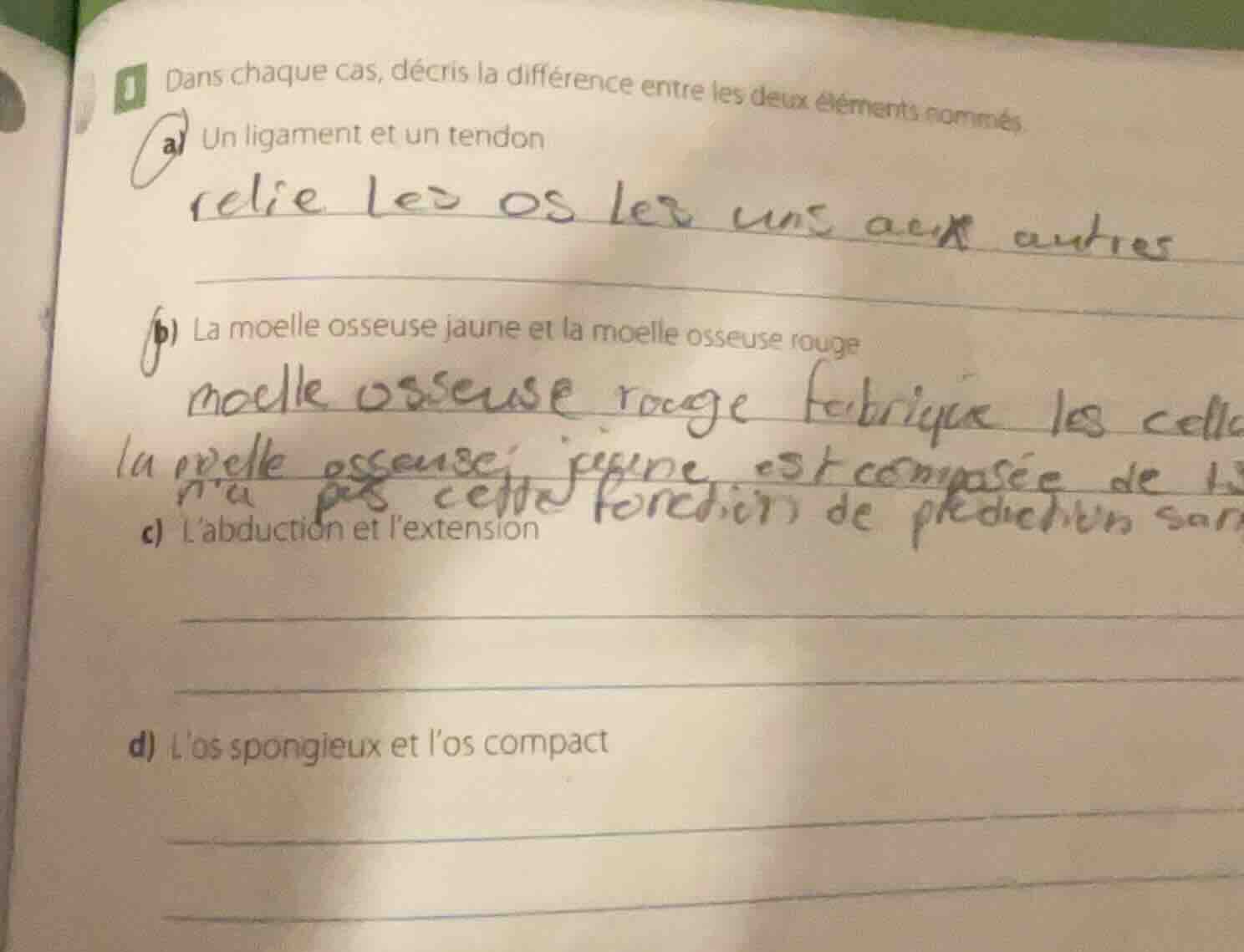 1 dans chaque cas, décris la différence entre les deux éléments nommés.…