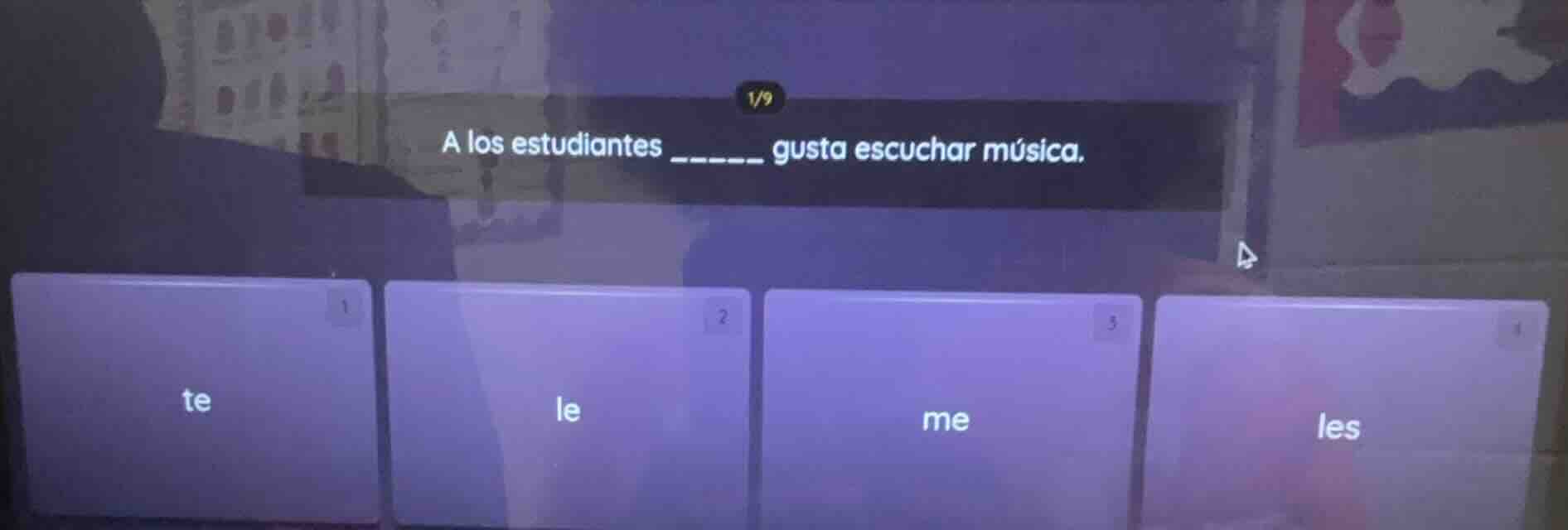 a los estudiantes ____ gusta escuchar música. options: te, le, me, les