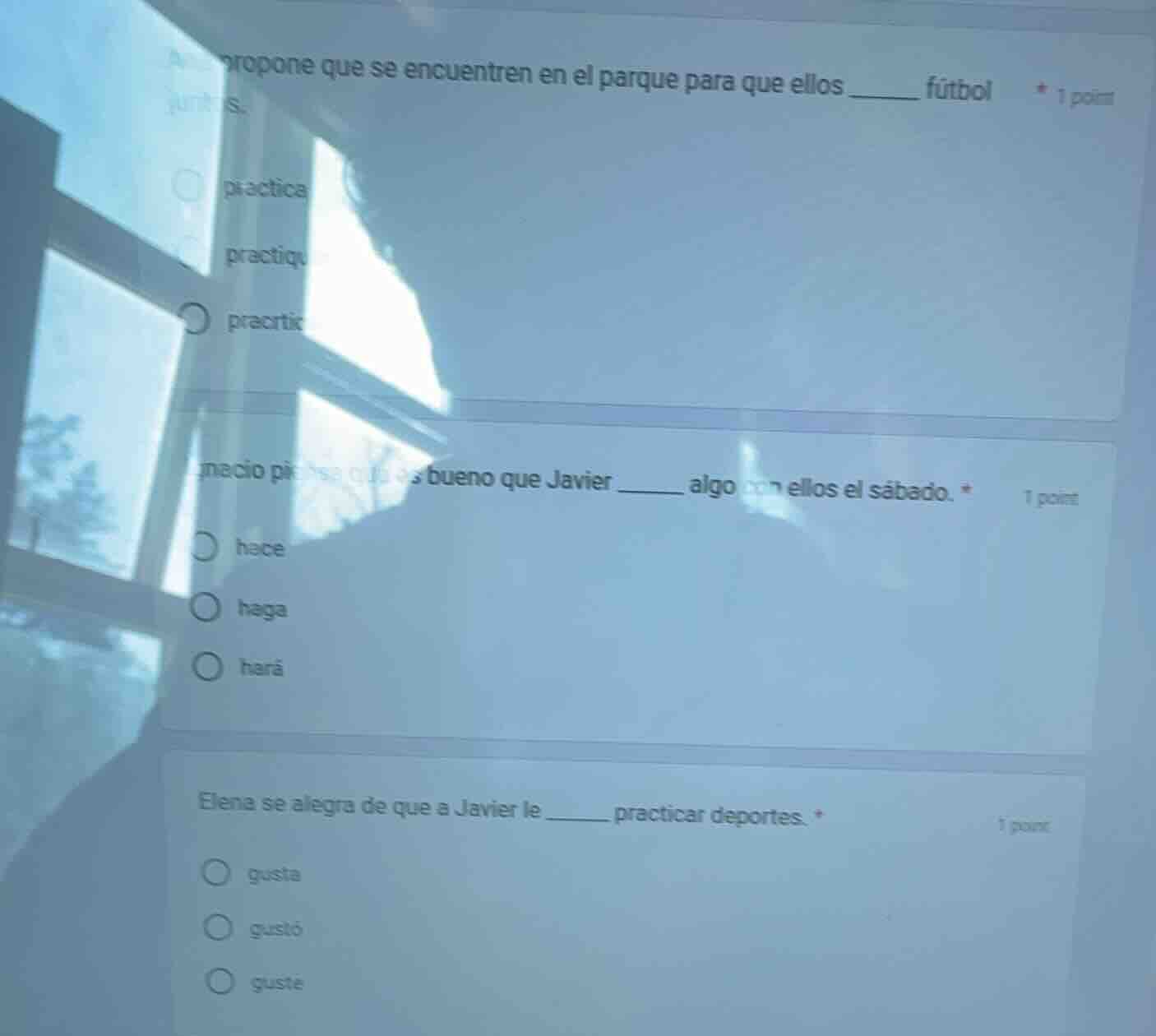 propone que se encuentren en el parque para que ellos ______ fútbol jun…